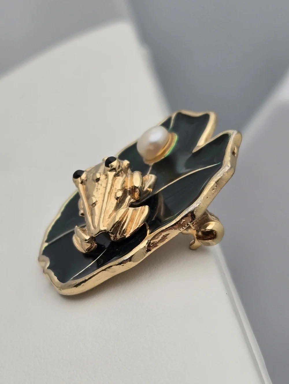 Vintage Frog Brooch Gold Tone Green Enamel Lily Pad Freshwater Pearl - Picture 4 of 7